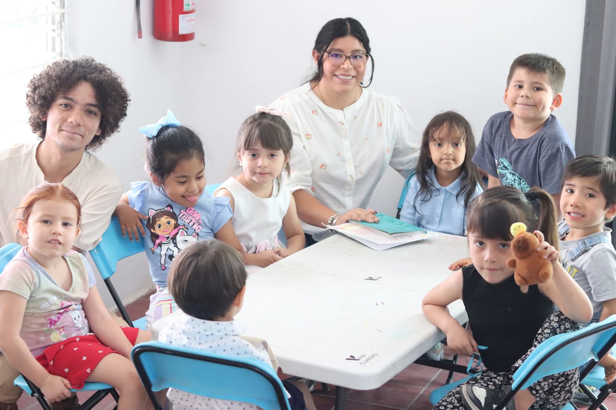 Dos jóvenes riendo en un evento
